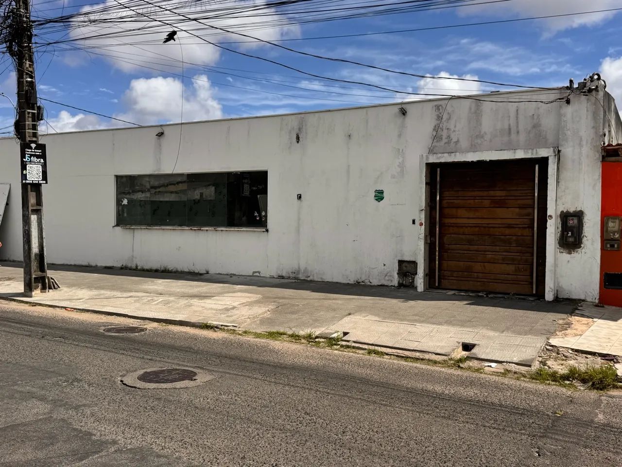 Alugo ponto comercial com 250m2 com excelente localização .