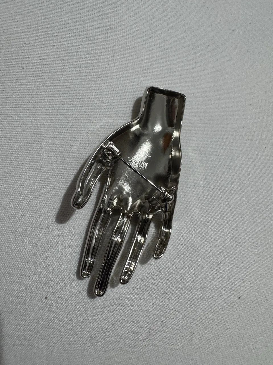 Broche de mão mãozinha prateada estilo schiaparelli  - Foto 4
