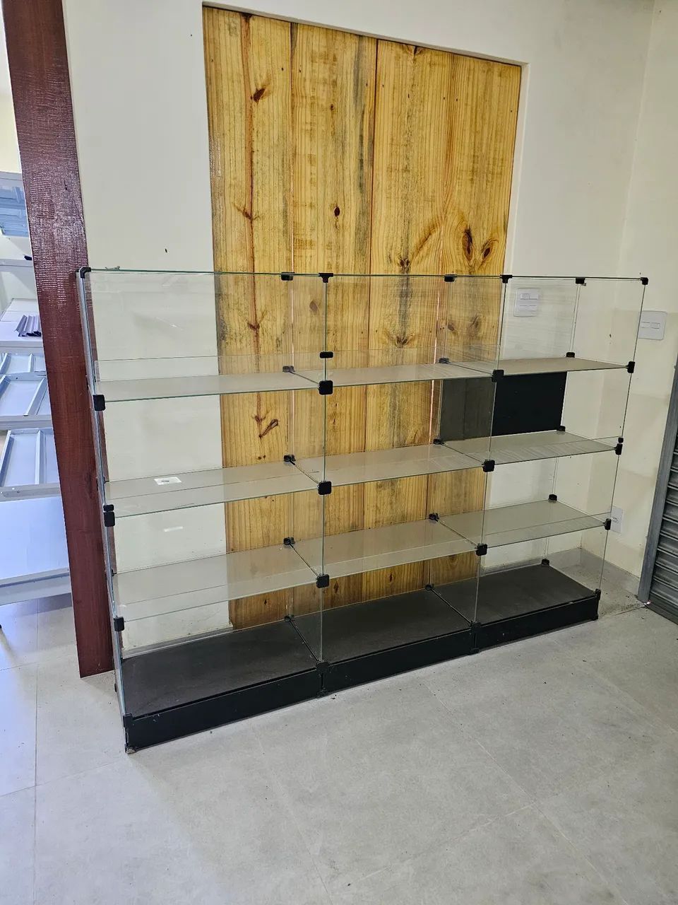 Prateleira expositora de vidro com base.