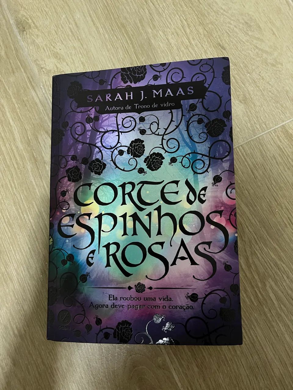 Livro Corte de espinhos e Rosa 