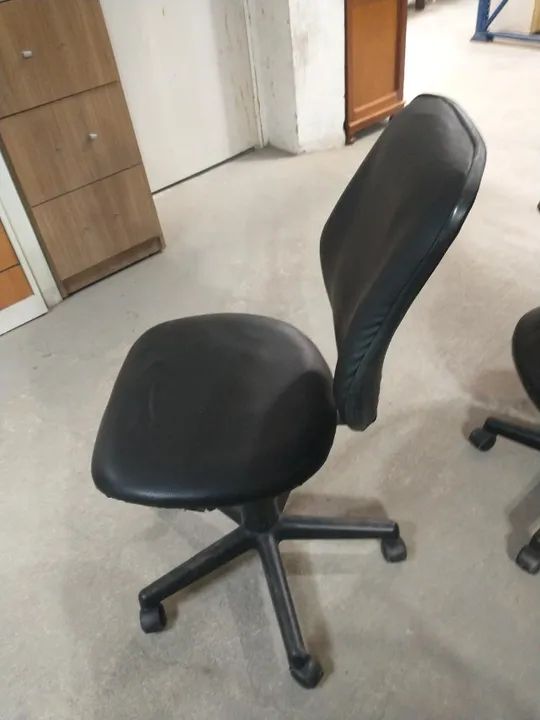 Cadeira de escritório giratória c/ rodas s/ braços em Plástico / Couro Ecológico Preto - Foto 3