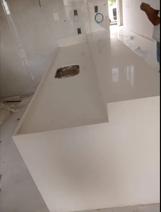 Ilha no Silestone Branco Prime no condomínio Terras Alphaville