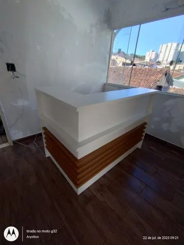 Balcão de recepção branco em L ripado  - Foto 5