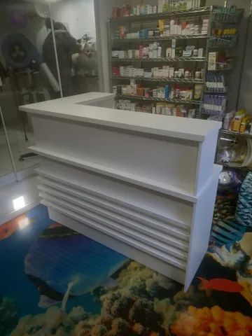 Balcão de recepção branco em L ripado  - Foto 3
