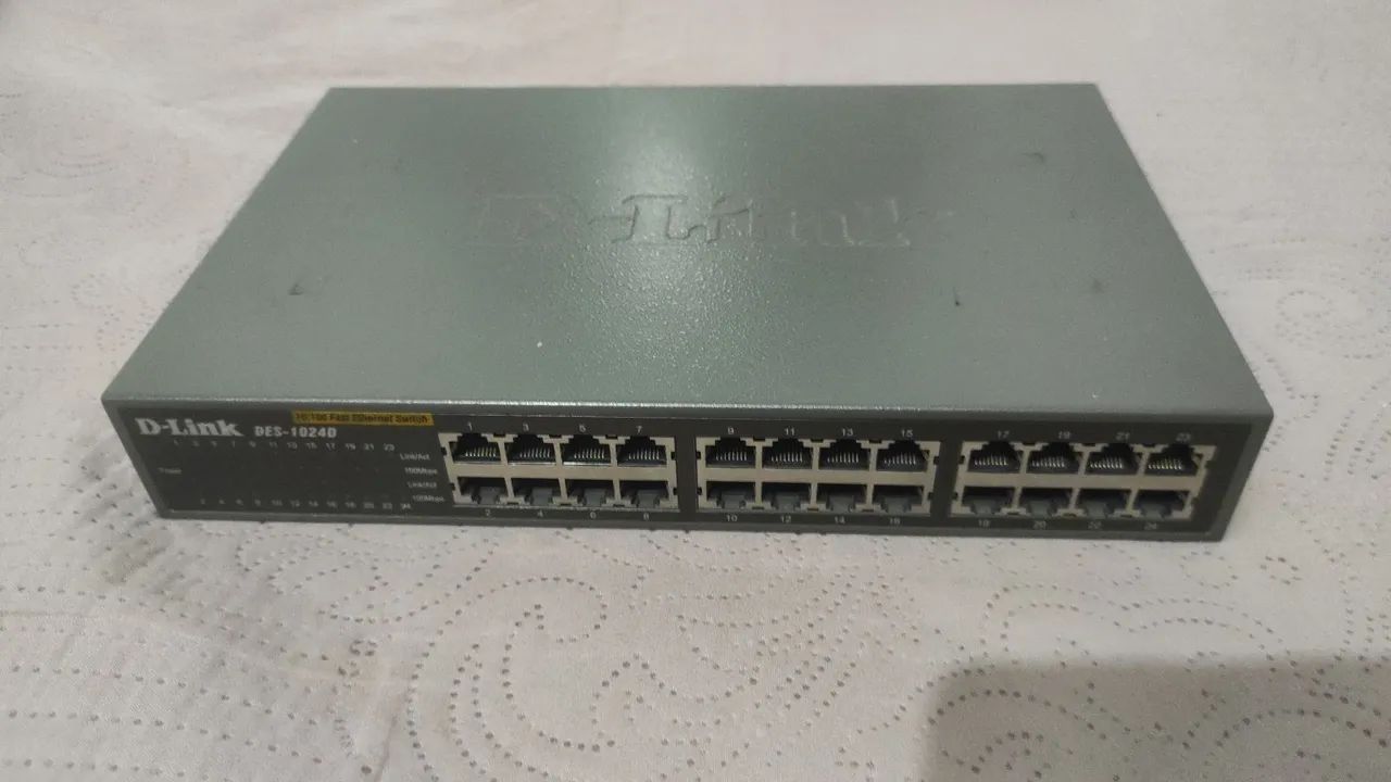Switch D-link DES-1024D.  24 portas