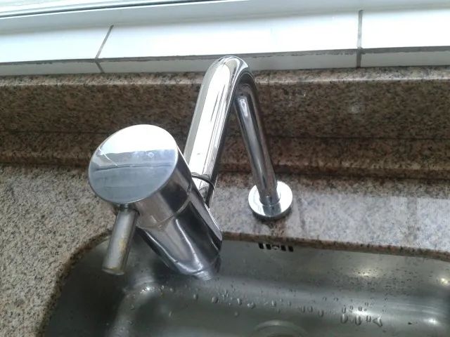 Torneira Misturador monocomando bancada Deca (água quente e fria)