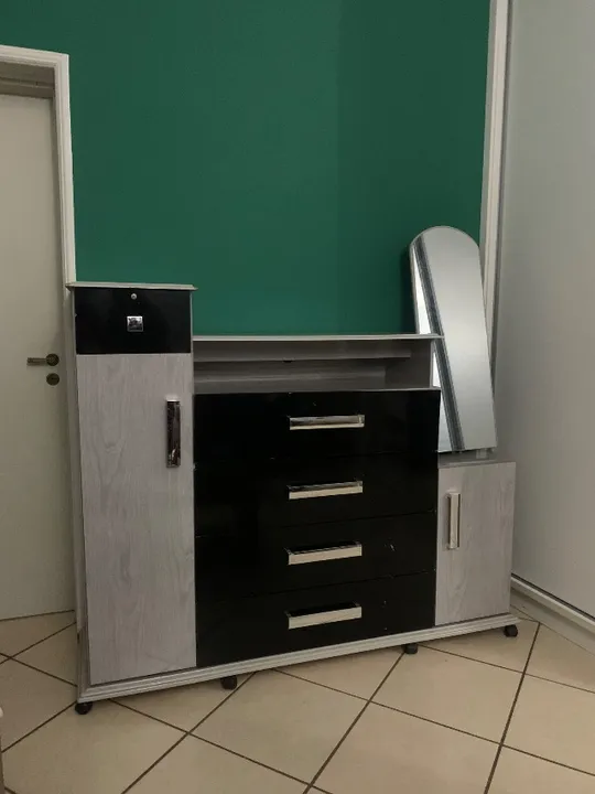 Cômoda com espelho sapateira e 4 gavetas