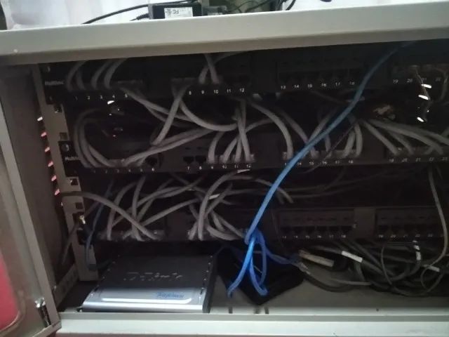 caixa com switch com 100 portas e PABX - Foto 3