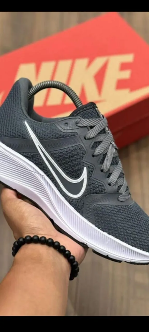 Tênis Nike Cinza com Detalhes em Branco - Novo!