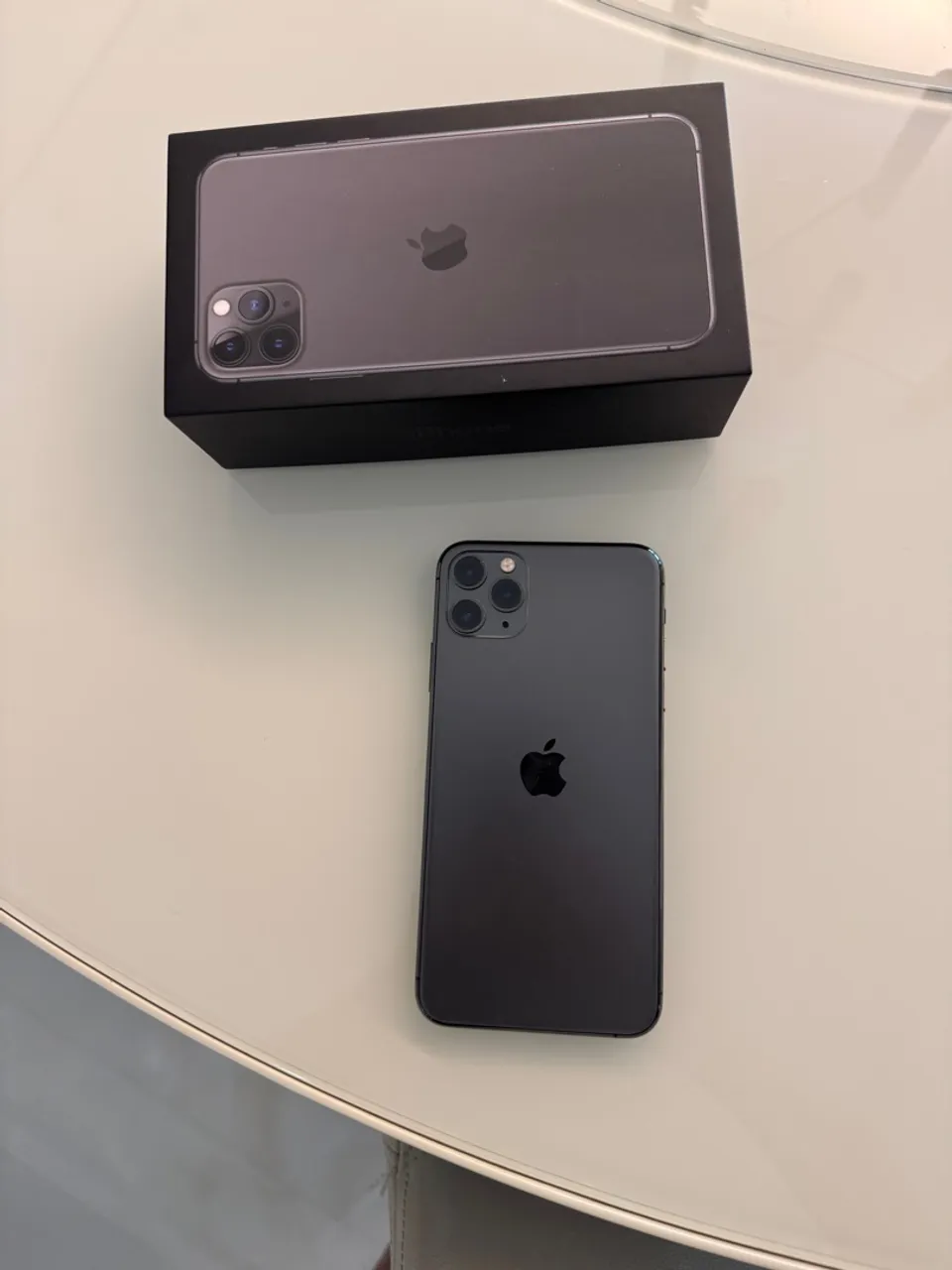 iPhone 11 Pro Max 256 MB com conjunto de capas