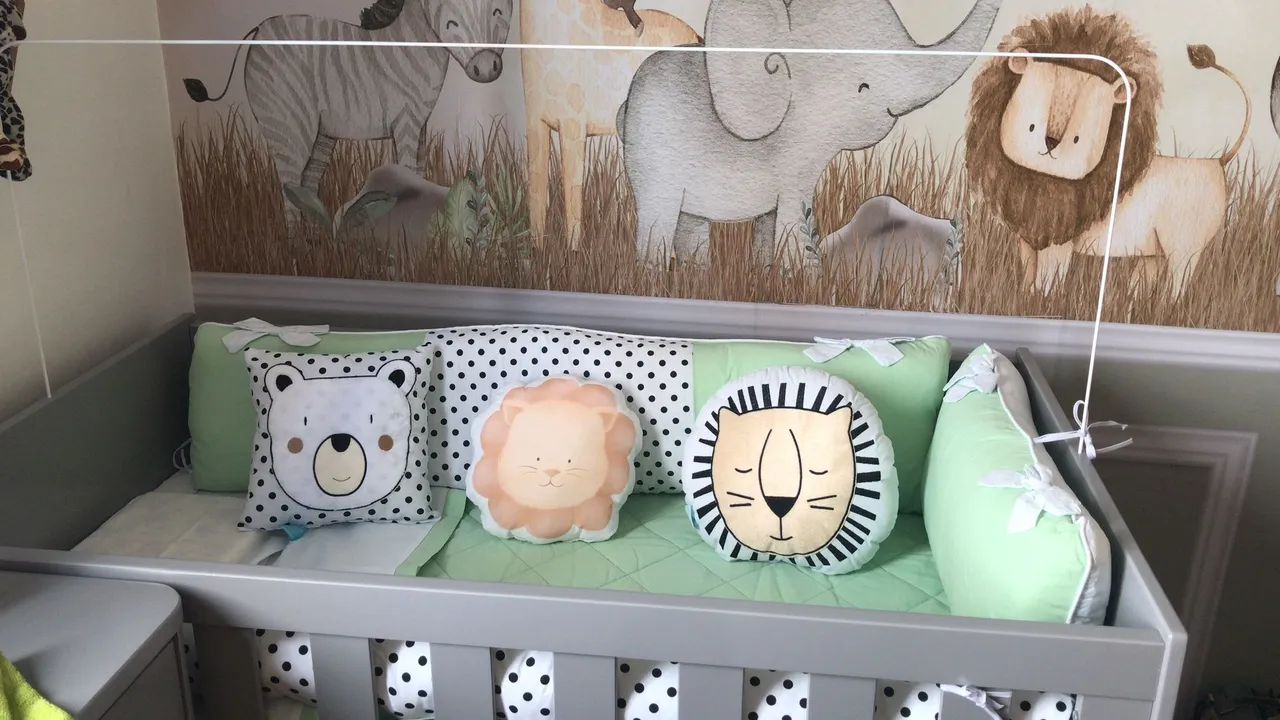 Lindo berço vira cama cinza