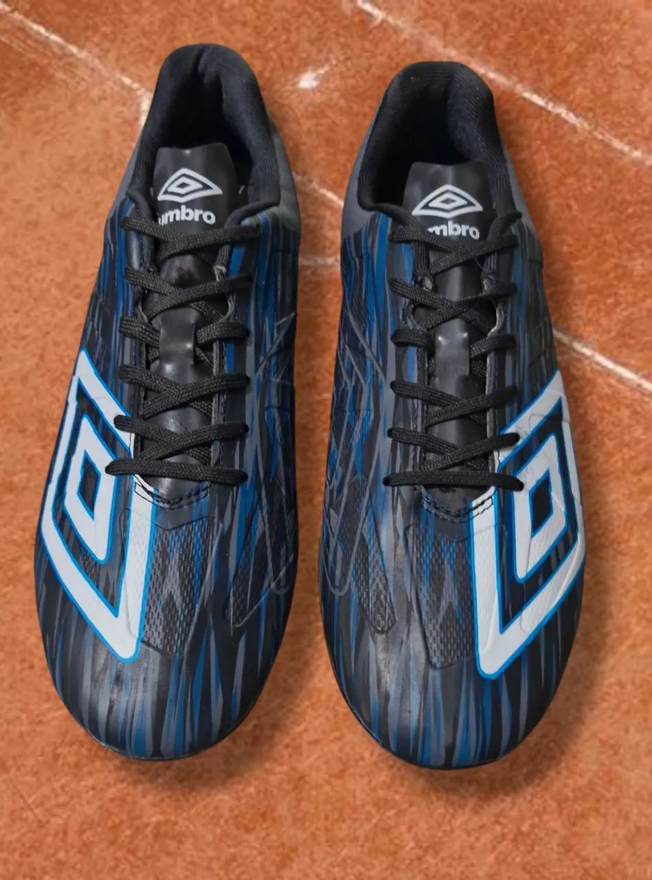 Chuteira UMBRO Ultemate N° 43 (Campo Travas Altas) - Foto 5