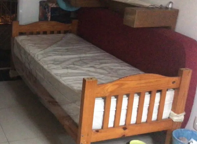 Cama de solteiro em madeira maciça