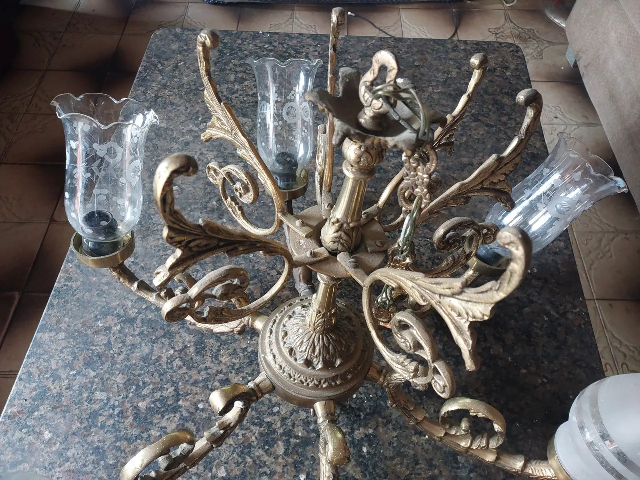Lustre de bronze com seis braços com cúpulas.s