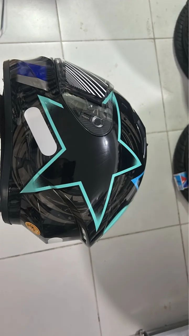 Capacete para moto com design moderno, novo.