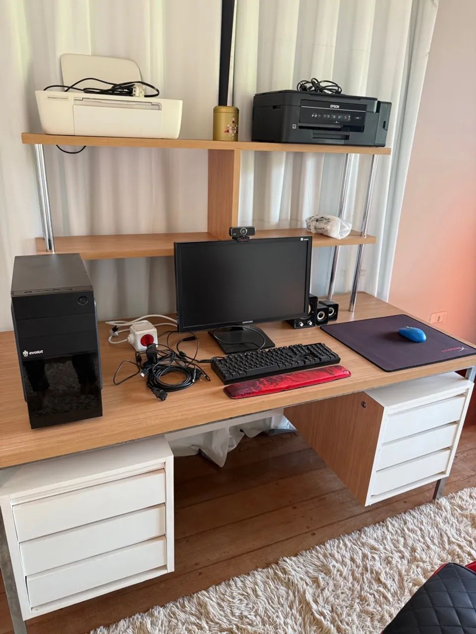Mesa de Escritório Completa com Prateleira e Gavetas