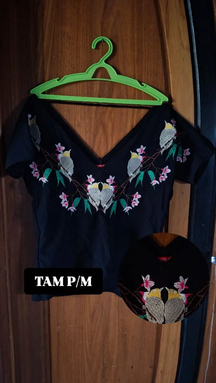 Blusa preta bordada com pássaros