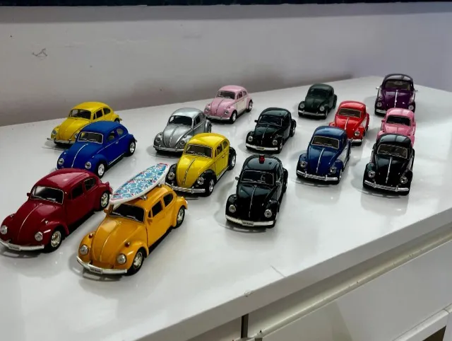 COLEÇÃO DE 15 FUSCAS EM MINIATURA DE METAL