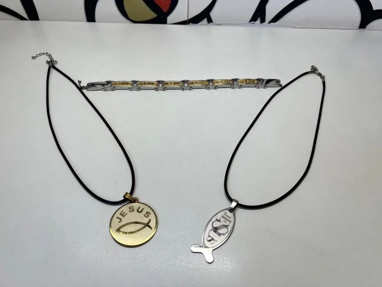 Conjunto de 2 colares com pingentes religiosos 1 pulseira