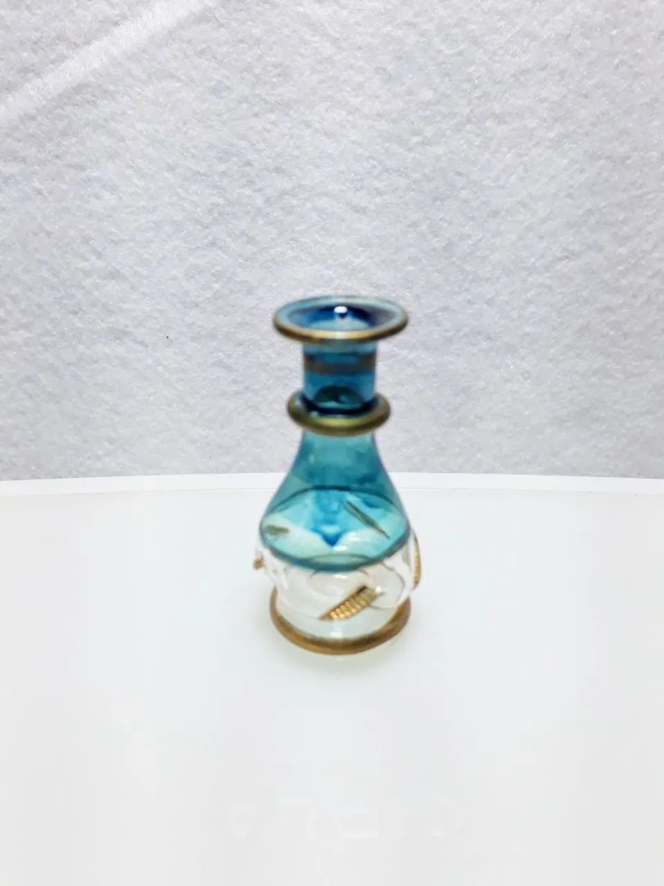 Antigo e pequeno frasco de vidro azul e dourado