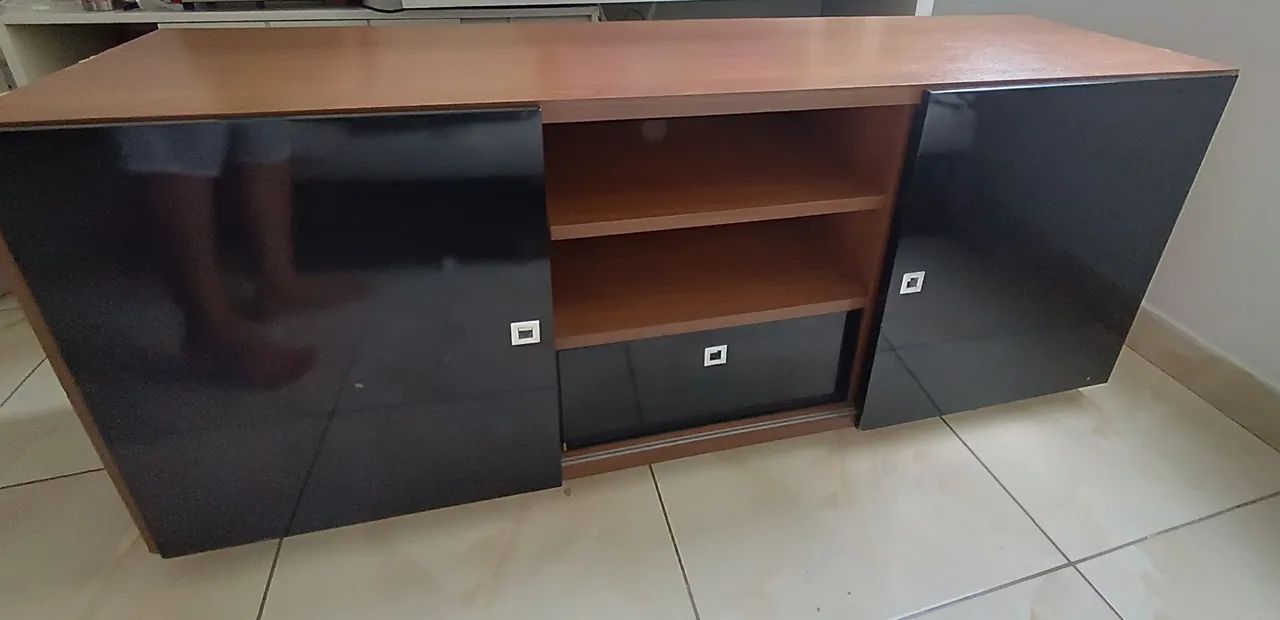 Rack de TV Preto com Tampo em Madeira - Foto 4