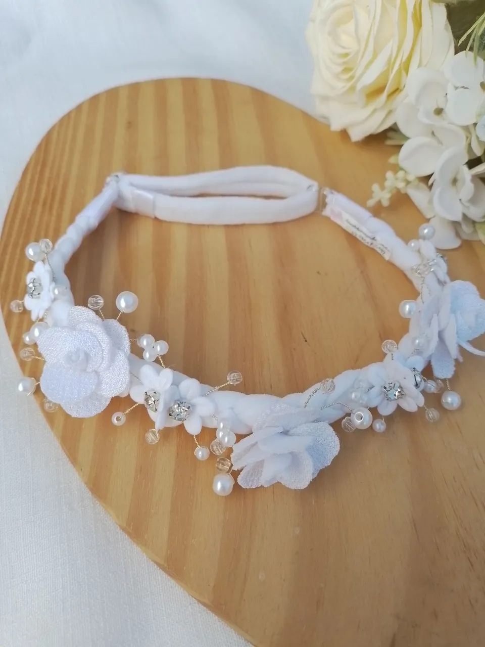 Tiara de cabelo delicada com flores e pérolas
