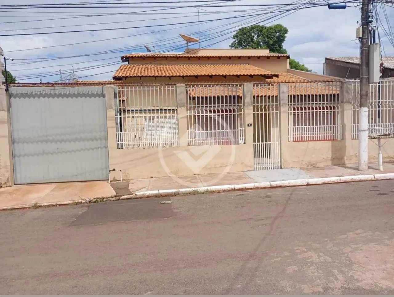 CASA VIA PUBLICA - 5 QUARTOS, 3 BANHEIROS, COMODOS AMPLOS, GARAGEM COBERTA, SAIDA FRENTE E