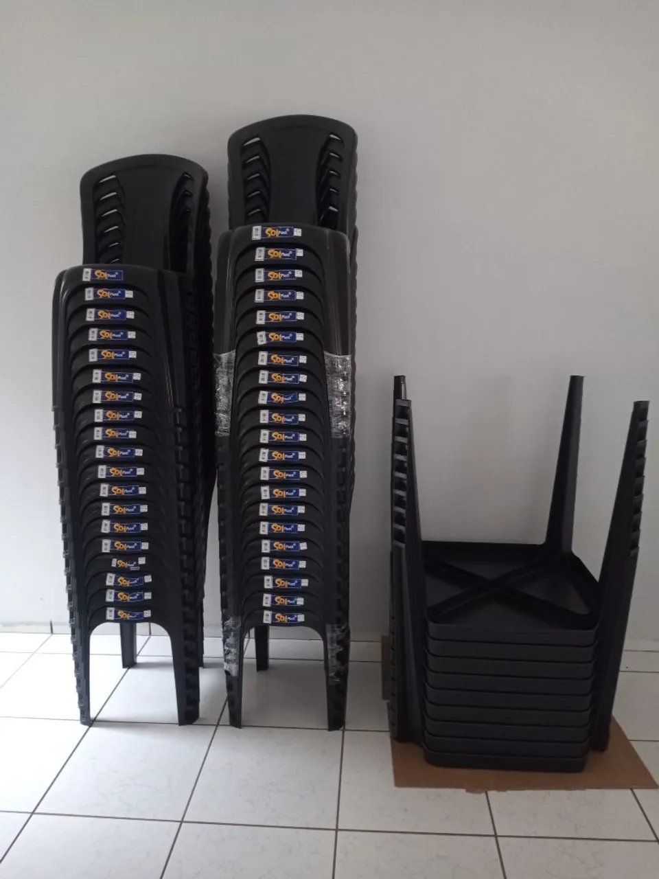 Conjunto de Cadeiras Plásticas Pretas