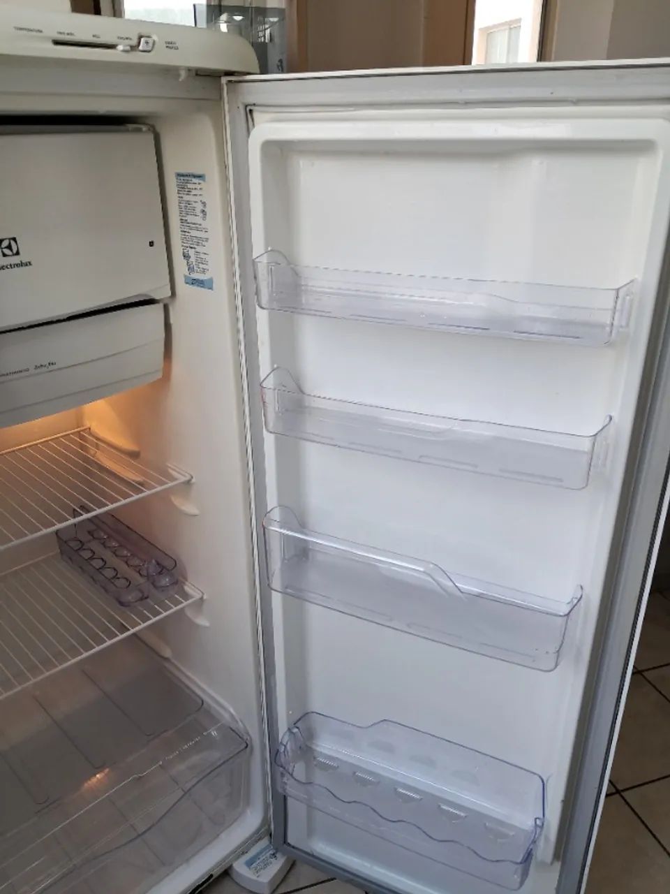 Imperdível Geladeira ELETROLUX RE31  110V - Foto 5