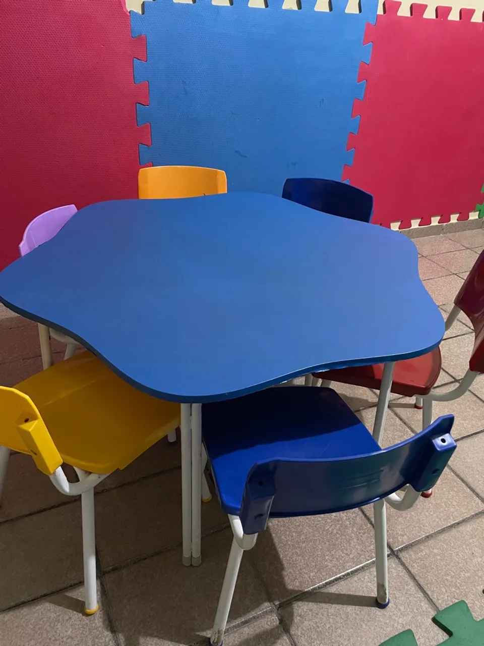 Mesa escolar infantil colorida