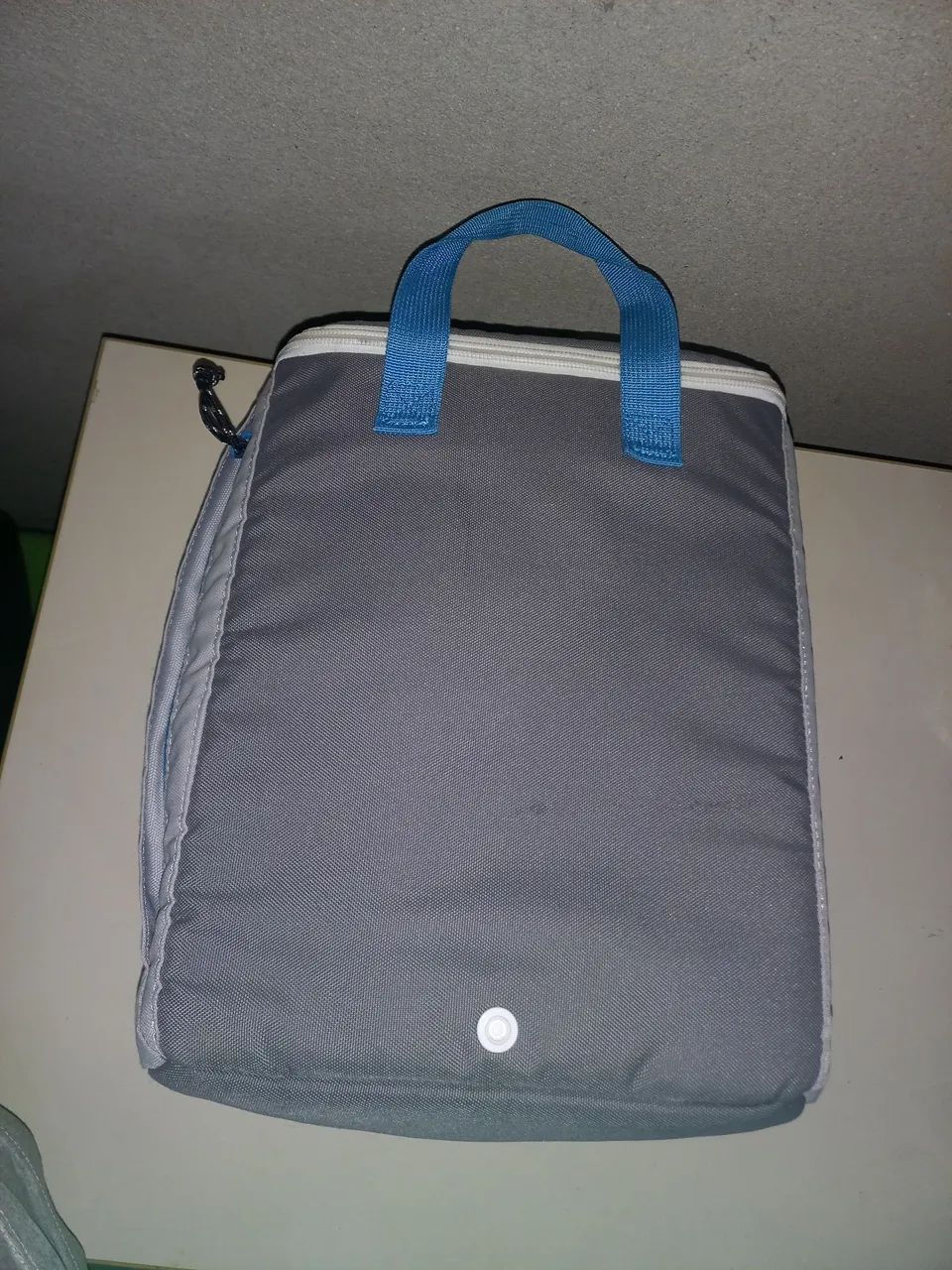 Bolsa Térmica Cinza com Alça Azul - Perfeita para o Dia a Dia!