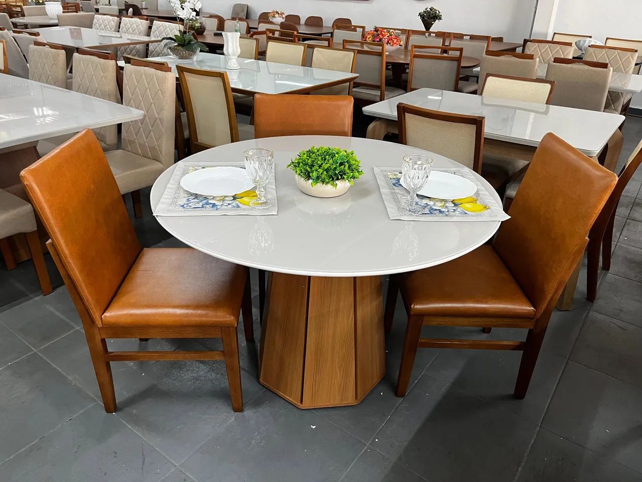 Mesa na madeira super resistente a pronta entrega 