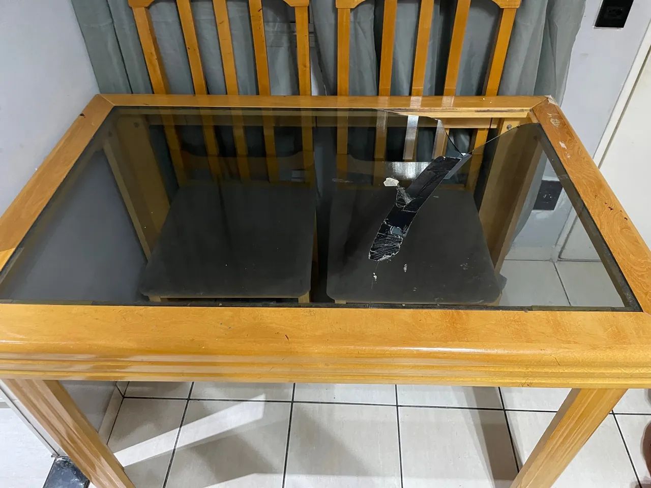Mesa, 4 cadeiras, madeira legítima! - Foto 2