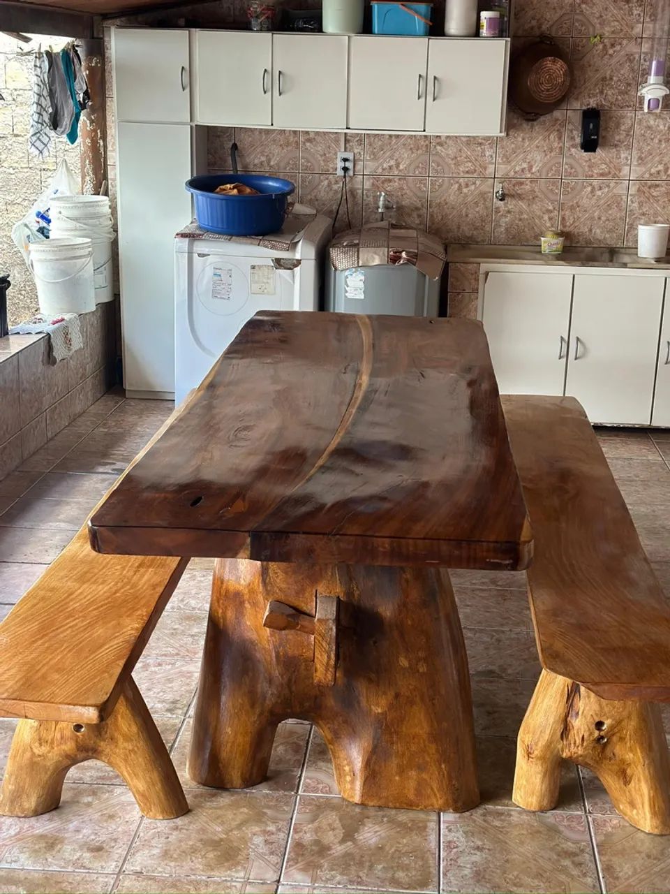 Mesa de madeira rústica com bancos