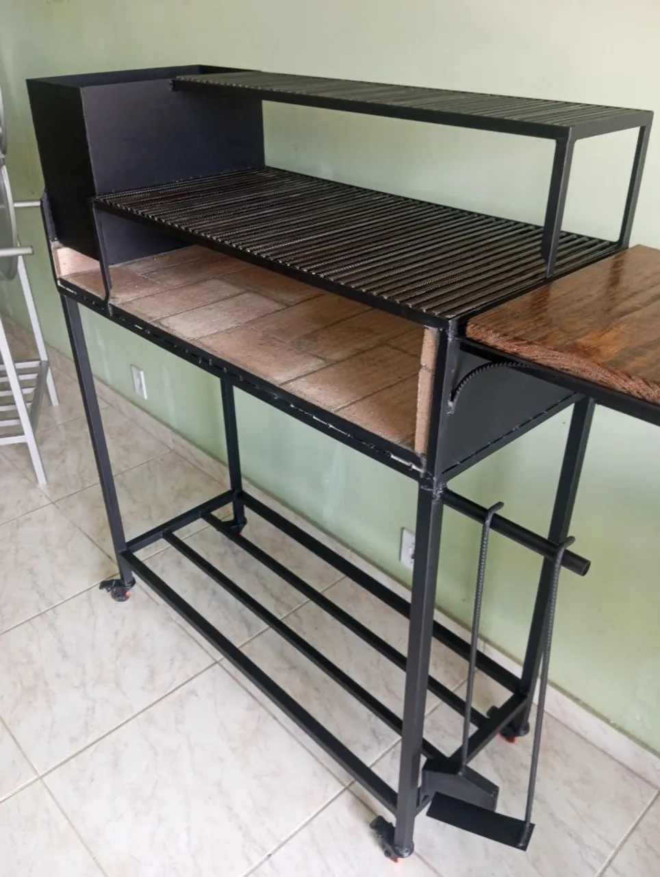 Churrasqueira de Aço Reforçada com Prateleira e Mesa Lateral