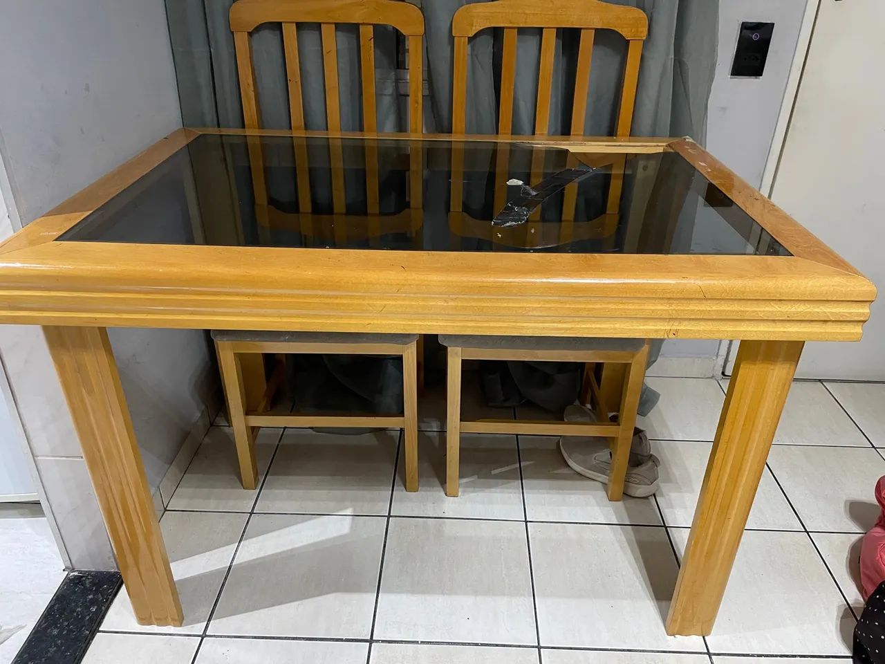 Mesa, 4 cadeiras, madeira legítima!