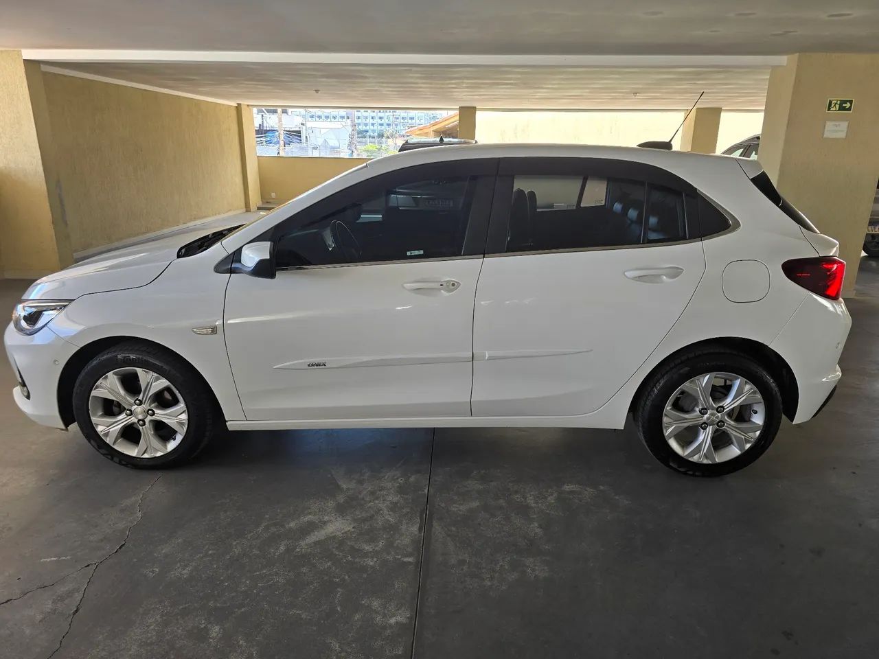 ONIX HATCH PREMIUM 1.0 TB 2020 - Foto 4