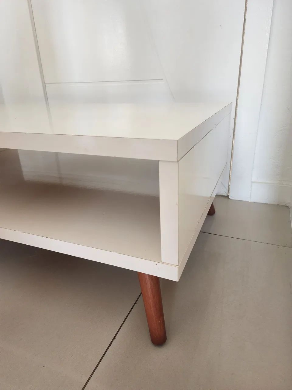 Mesa de centro moderna com design clean - Foto 3