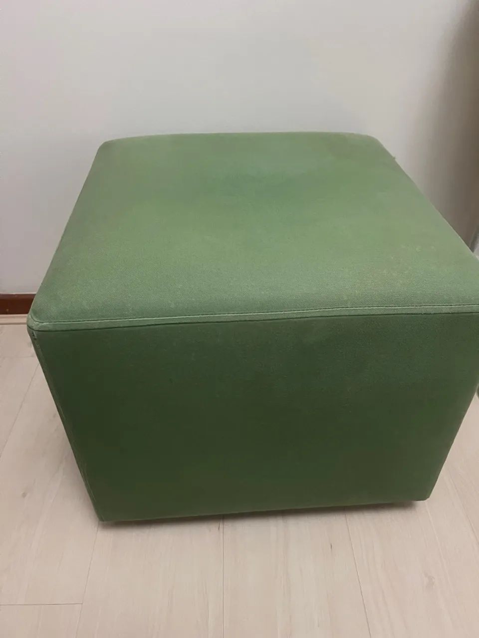 Puff verde revestido. Simples e versátil. - Foto 3