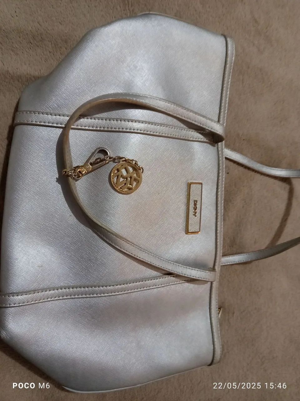Bolsa DKNY Prateada Elegante - Foto 6