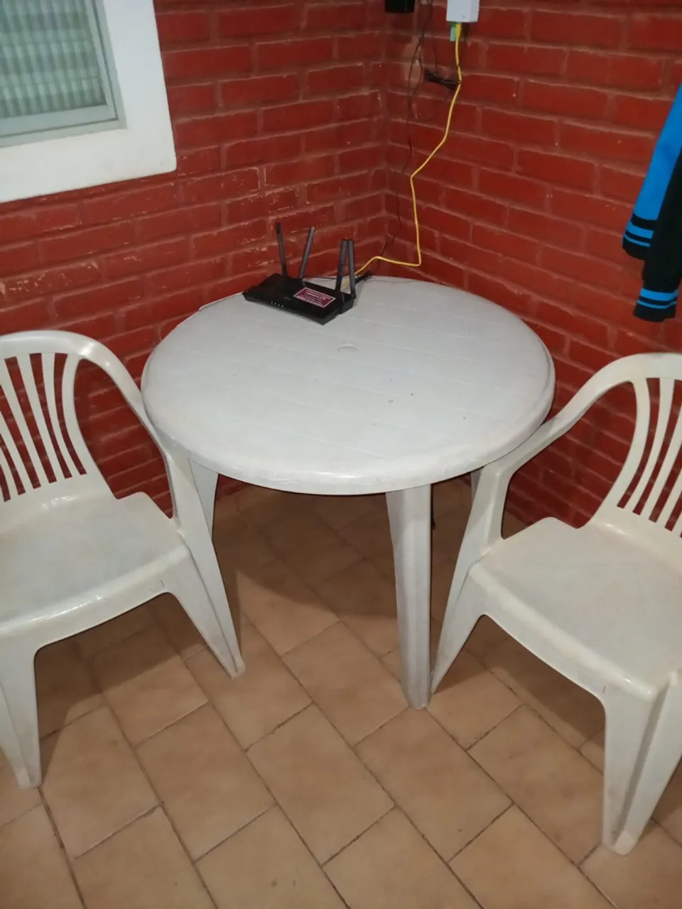 Mesa redonda de plástico branca