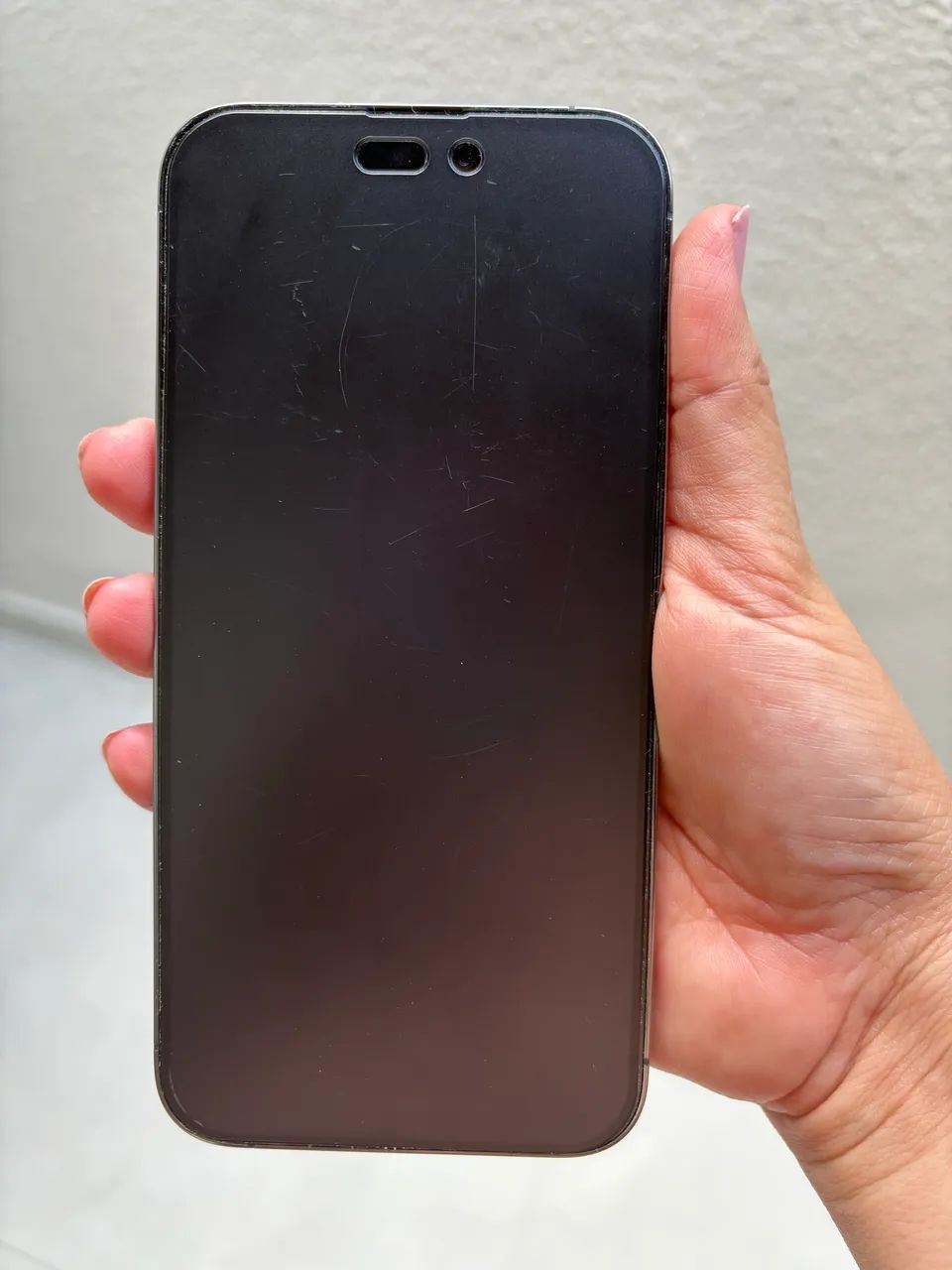 Celular iPhone na cor roxa em perfeito estado. Sem marca de uso 