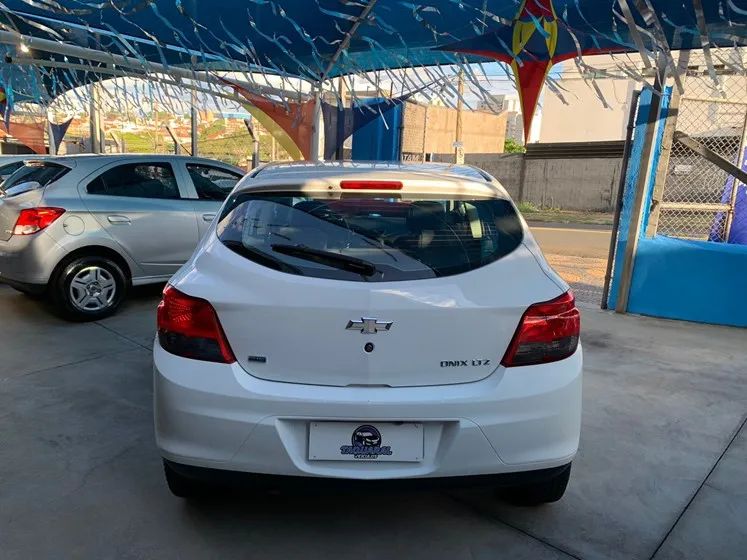 CHEVROLET ONIX 2013/2014 1.4 MPFI LTZ 8V FLEX 4P AUTOMÁTICO - Foto 5