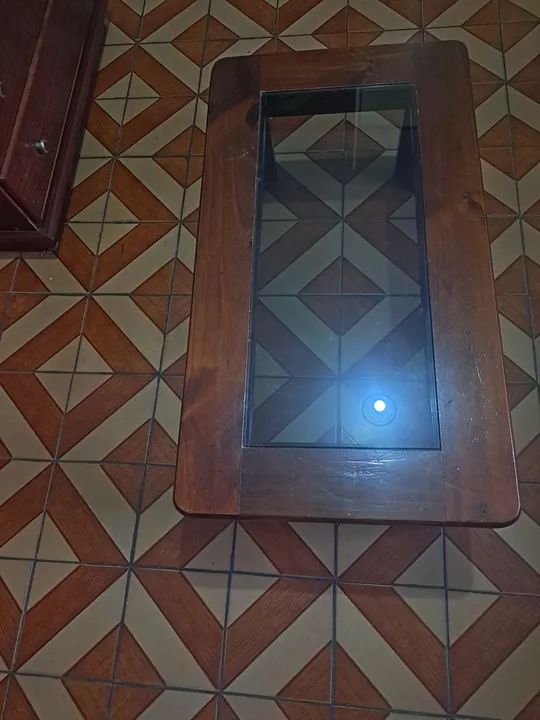 Mesa de centro em madeira com tampo de vidro - Foto 2