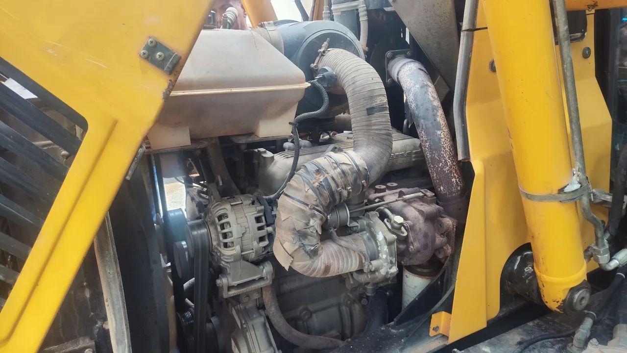 Retroescavadeira 2016 4x4 com ar poucas horas - Foto 4