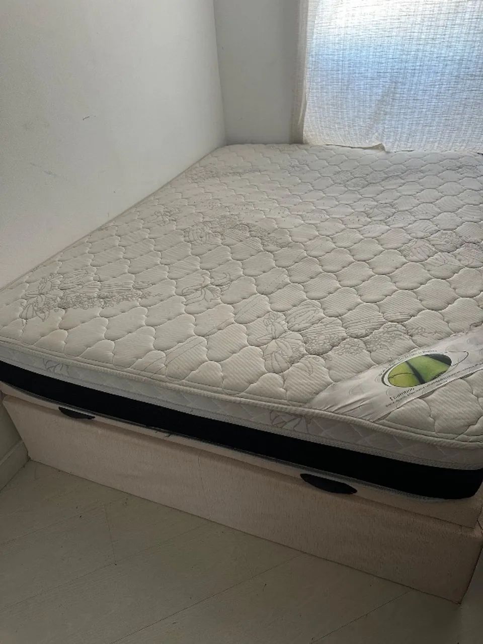 CAMA DE CASAL COM BAÚ BEGE COM COLCHÃO PERFEITO ESTADO