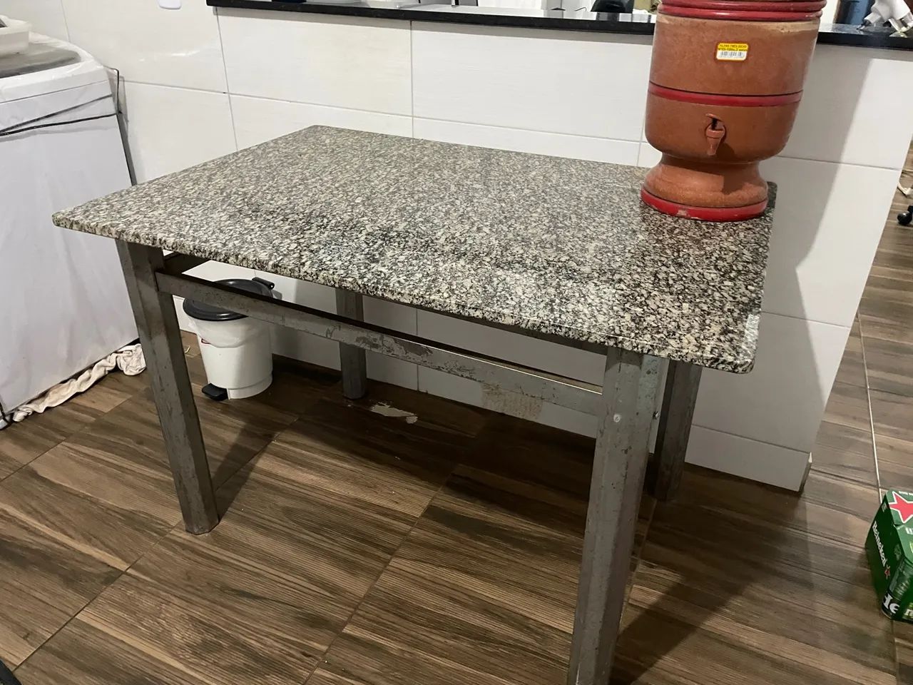 Mesa de granito com base de ferro para 6 cadeiras