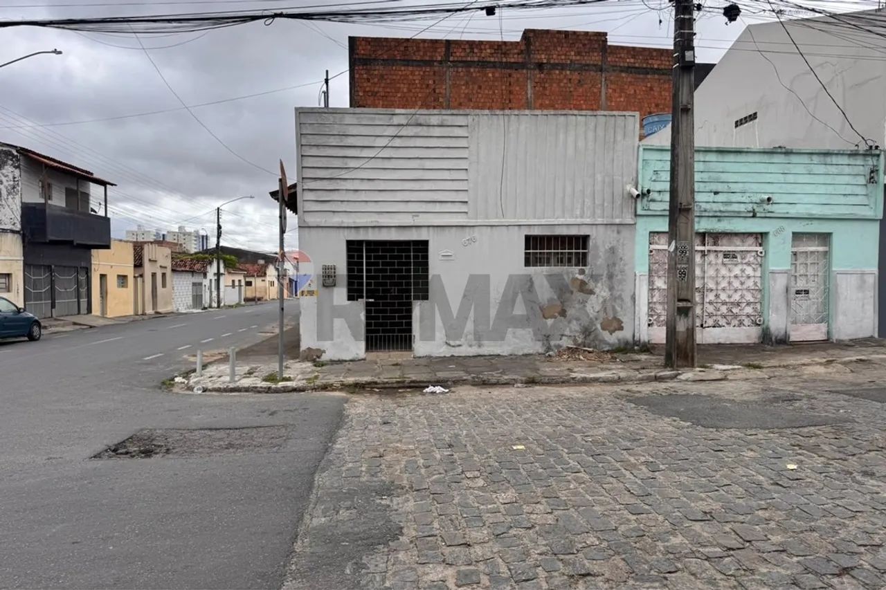 CASA A VENDA COM 3 QUARTOS NA LIBERDADE