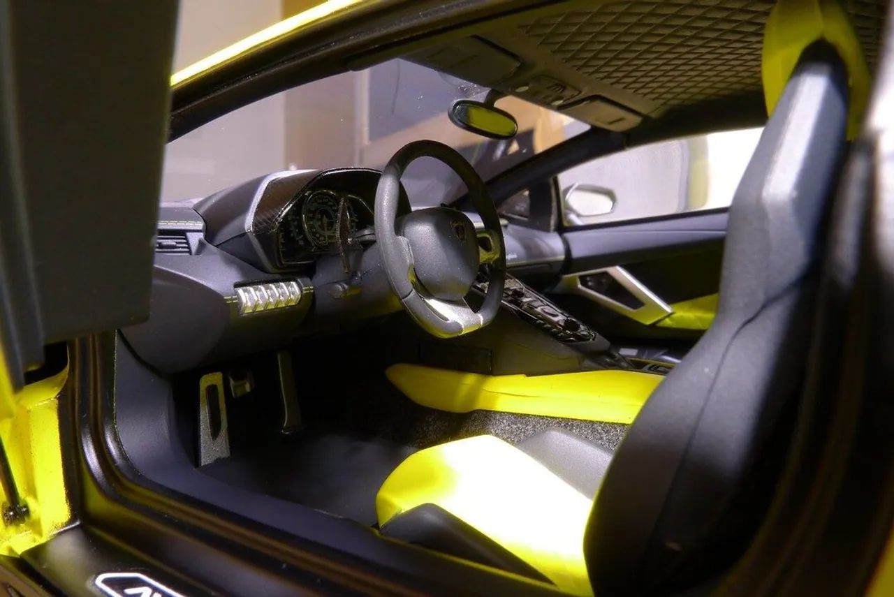 Lamborghini Aventador 50th anniversary Autoart signature escala 1