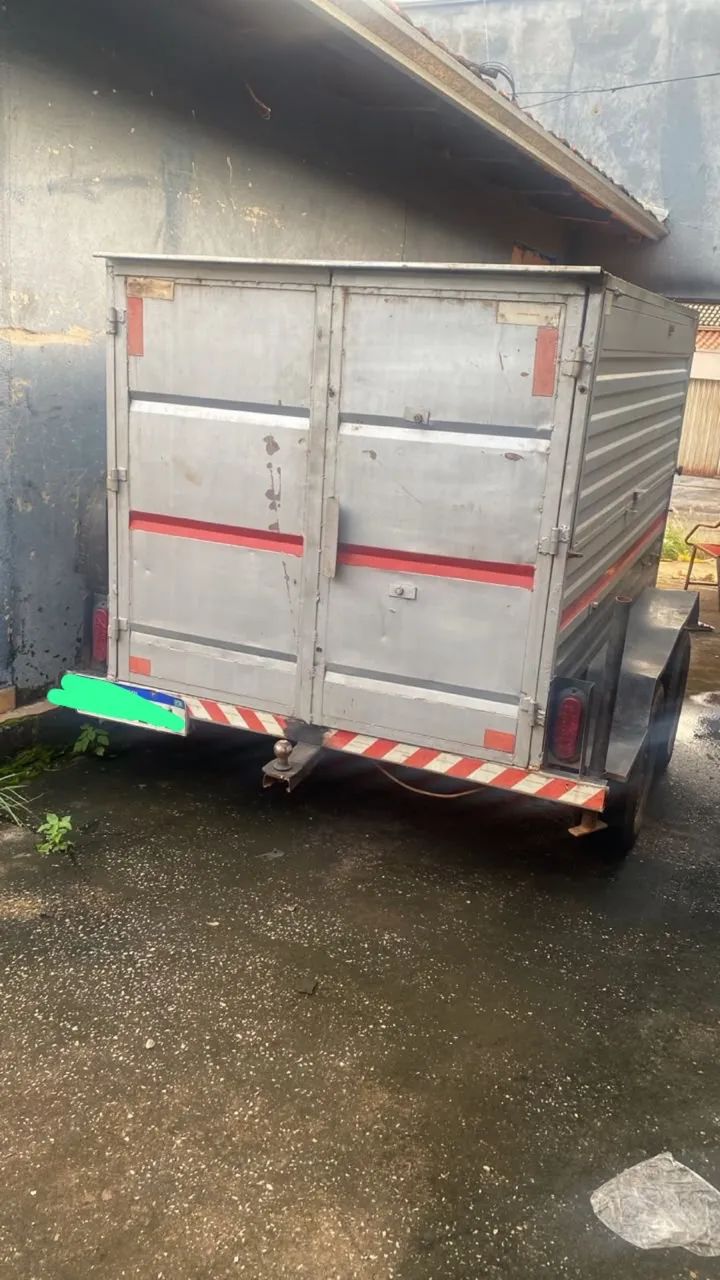 Vende-se carretinha baú 